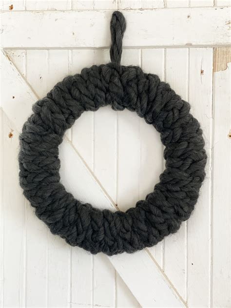 How To Make An Easy Diy Chunky Yarn Wreath Hootshack