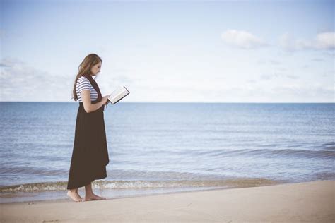 Woman Reading On Beach Hd Photo By Ben White Benwhitephotography