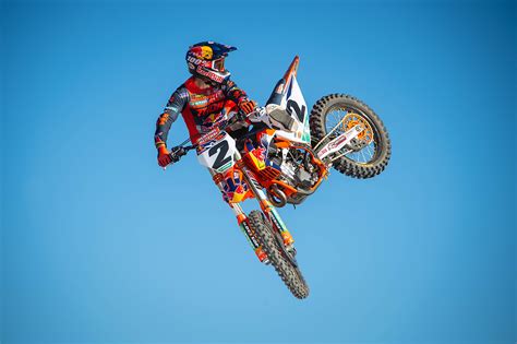 Vi avevamo già proposto alcuni scatti del team de carli, con la formazione del team italiano che comprende il nove volte campione del mondo tony cairoli, il due volte campione del mondo jorge prado, ed il giovane mattia guadagnini (anche lui campione del mondo junior 125). El Red Bull KTM Team irá a por todas en el AMA SX y MX ...