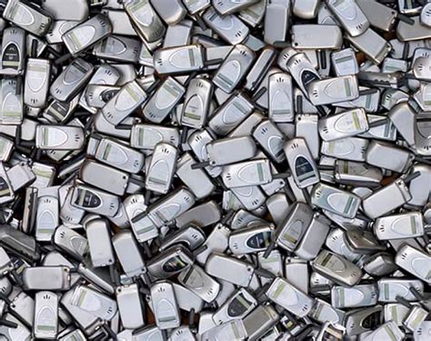 Chris jordan explains his intention in transforming data into art: VIDEO: Eco-Artist Chris Jordan on Green Tech and Art