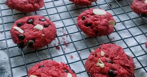Line a baking sheet with parchment (baking) paper and set aside. Resep Red Velvet Almond Cookies oleh mbaiyya - Cookpad