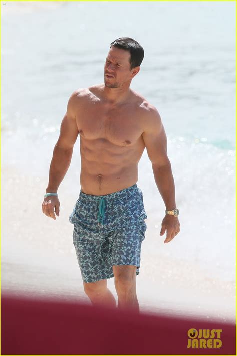Photo Mark Wahlberg Joins Wife Rhea Durham For Another Beach Day 07