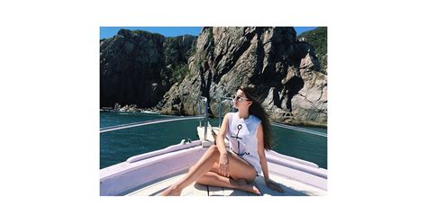 Camila Queiroz posta foto sexy em barco e fãs fazem piada com Angel de Verdades Secretas