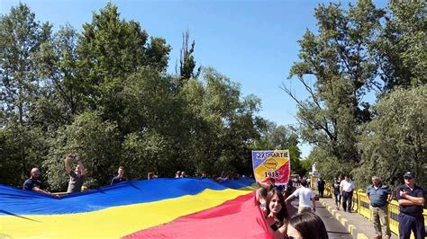 Foarte frumos steagul pune in evidenta toata istoria acestui tinut romanesc steagul romaniei, pt ca suntem romani, stema republicii. Un steag tricolor de 300 de metri a unit Romania cu ...
