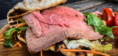 Gekruide rosbief op flatbread BBQ -helden