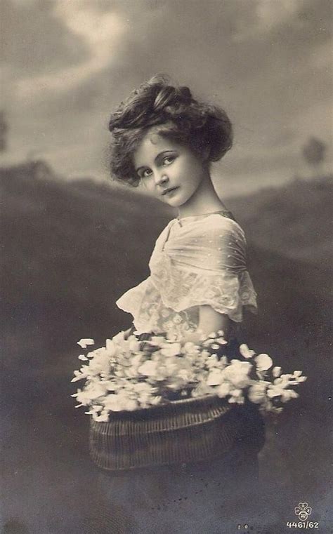 Lovely Girl With Flower Basket Винтаж портрет Старинные фотографии Винтажные фото