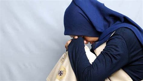 Gambar wanita sedih menangis dan kecewa kata kata 2019. Gambar Wanita Berjilbab Menangis Sedih - foto cewek cantik