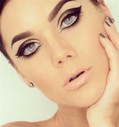 The women in those times had a concept of wearing heavy 1960s hairstyles and excessive make up. 60s Makeup | 60s makeup, Retro makeup, 1960s makeup