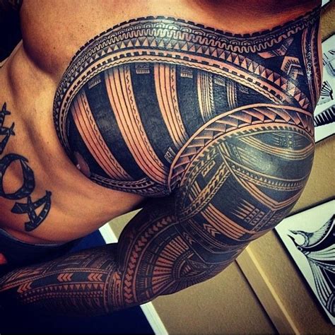 Tribal Tattoo Design On Mans Chest And Sleeve Tatuaże