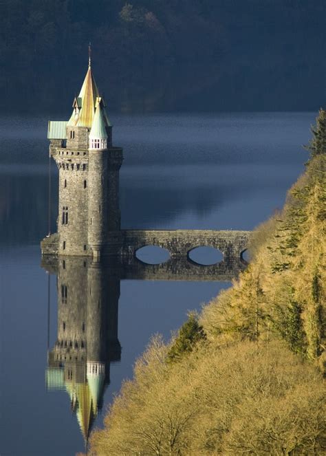 Lake Efrnwy Reflection Castle Small Castles Beautiful Castles