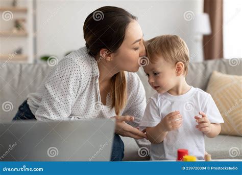 Jeune Maman Aimante Embrasser Son Fils En Bas Dans Le Front Passer Du Temps Ensemble La Maison