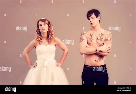 Hochzeit Foto Braut Und Bräutigam Nackten Oberkörper Bräutigam Mit Tattoos Und Eine Zigarette