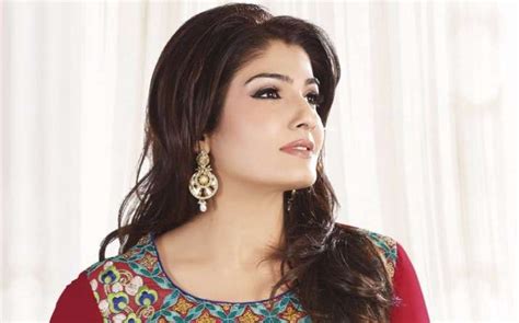 Raveena tandon cleaning train seats to protect her self from ccoronavairus. FIR against Raveena Tandon for shooting inside Lingaraj ...