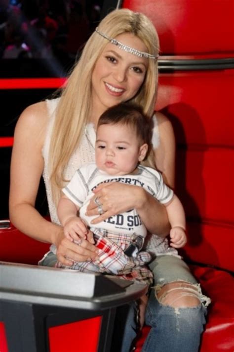 Shakira And Her Baby 3 Belas Atrizes Atrizes Cantores