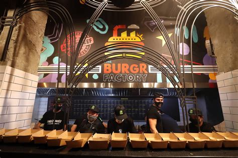 The Burgr Factory Dubai Restaurant Celebrates Launch By Making 68kg Burger