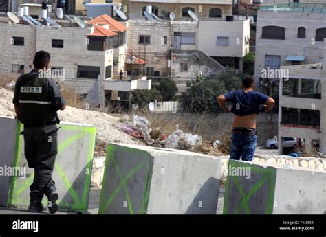 Jerusalem Jerusalem Palestinian Territory 20th Oct 2015 An Israeli Border Guard Checks A