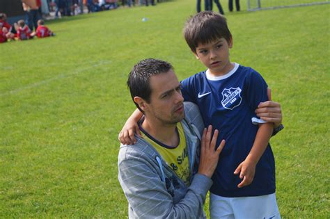 Fotos Gratis Césped Gente Juego Jugar Juventud Padre Fútbol