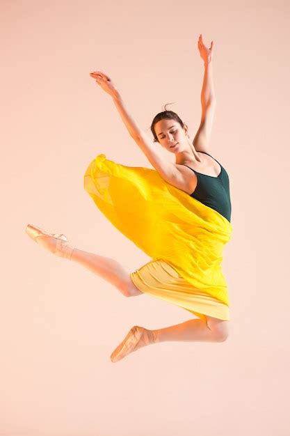 Jeune Et Incroyablement Belle Ballerine Danse Au Studio Photo Gratuite