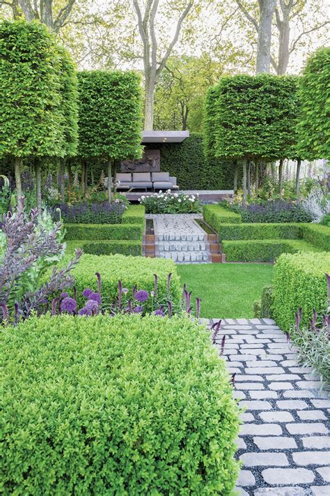 Looking for a garden center near me? Najpiękniejsze ogrody - ścieżka w ogrodzie; fot. oanna ...