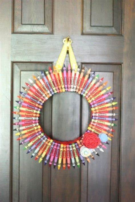 How To Make A Crayon Wreath Crayon Wreath School Wreaths Wreath Crafts