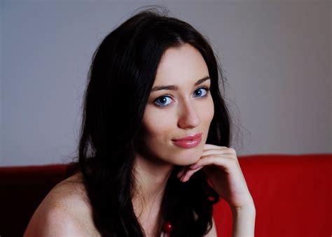 Black hair and green eyes. Wallpaper : face, women, long hair, blue eyes, red, singer ...