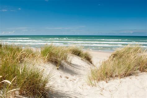 An den langen, seichten stränden der ostsee haben auch die kleinen wasserfrösche ihren spaß beim planschen. Strande ved Søndervig | NOVASOL.DK