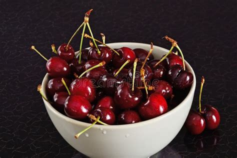 Red Cherries In Bowl Stock Image Image Of Ripe Food 31881647