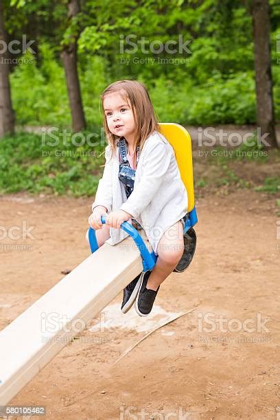 놀이터에 어린 소녀 여름에 야외에서 놀고있는 아이 가족에 대한 스톡 사진 및 기타 이미지 가족 귀여운 낮 Istock