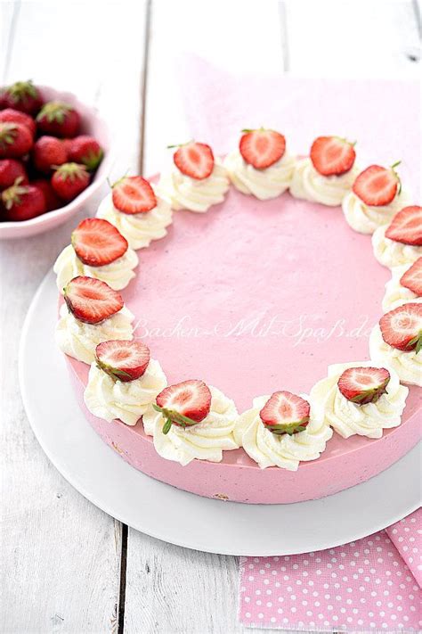 Die basis bilden quark, löffelbiskuits und erdbeeren, und der tortenguss obendrauf darf auch nicht fehlen. Erdbeer- Quark- Kuchen | Rezept | Erdbeer quark kuchen ...