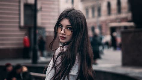 Girl In Glasses Looking Back 4k Hd Girls 4k Wallpapers Images