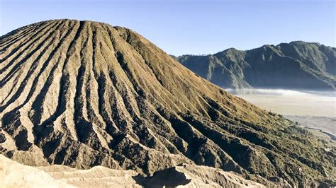 10 Volcanos To Visit In Italy Active Volcanos In Italy Ib