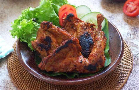Ayam taliwang merupakan resep masakan ayam khas dai lombok, resep tradisional ini membawa ciri khas penyajian ayam beserta dengan bumbunya. Resep ayam bumbu taliwang khas lombok - Kalori Nutrisi