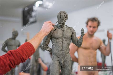 Estudiante Formando Escultura Modelo Desnudo En El Fondo Estudiar