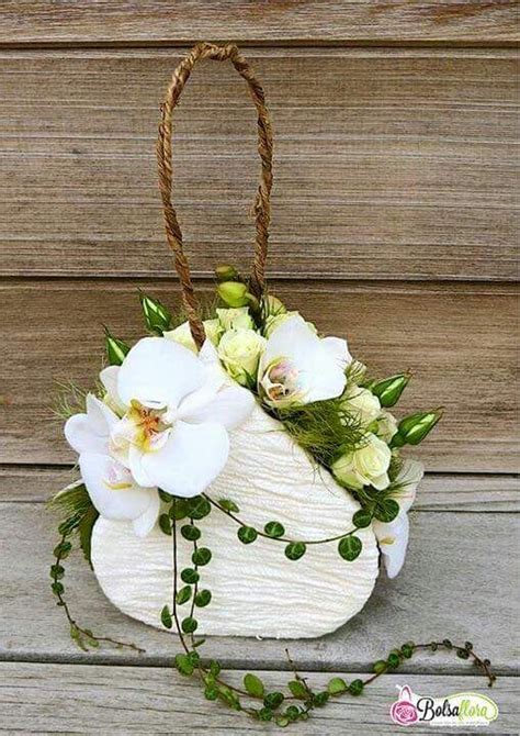 A disposizione una vasta scelta di fiori di stagione per decorazioni e bouquet. Orchidee banche per questa elegantissima borsetta ...