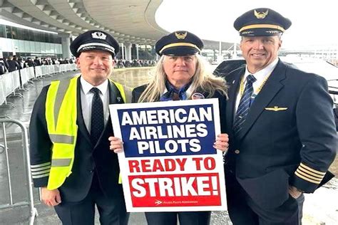 American Airlines Pilots Approve Contract With Higher Pay
