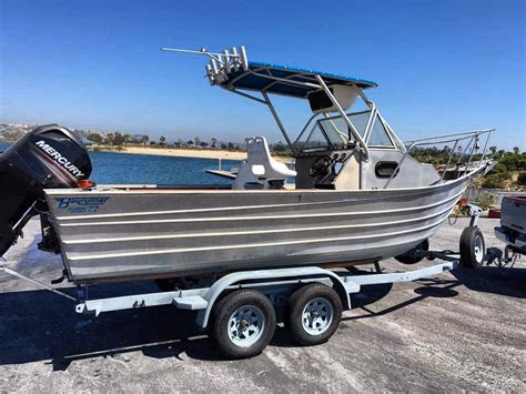 They are so big that inside the boat there are even sleeping accommodations, which is where the cabin part of the name comes into play. 22 foot Baja bayrunner cuddy cabin | Bloodydecks
