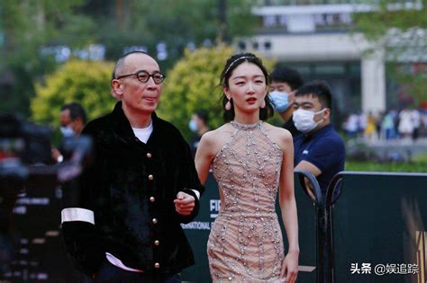 Zhou Dongyu Wore A Nude Color Backless Gown To Attend The Event He Was
