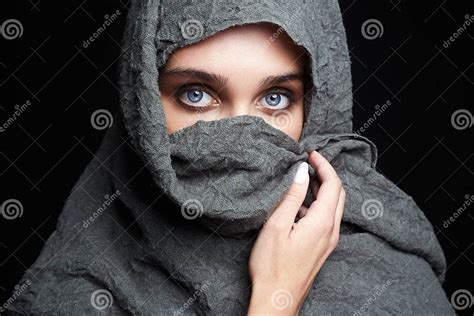 une belle femme arabe se couvre le visage avec le hijab photo stock image du musulmans