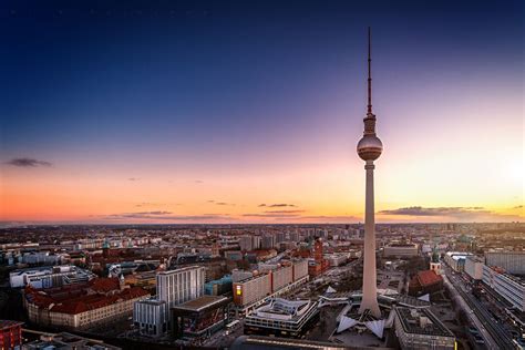 It is berlin's tallest hotel and is located directly on alexanderplatz square. Aussicht vom Hotel Park Inn Berlin zum Fernsehturm Foto ...