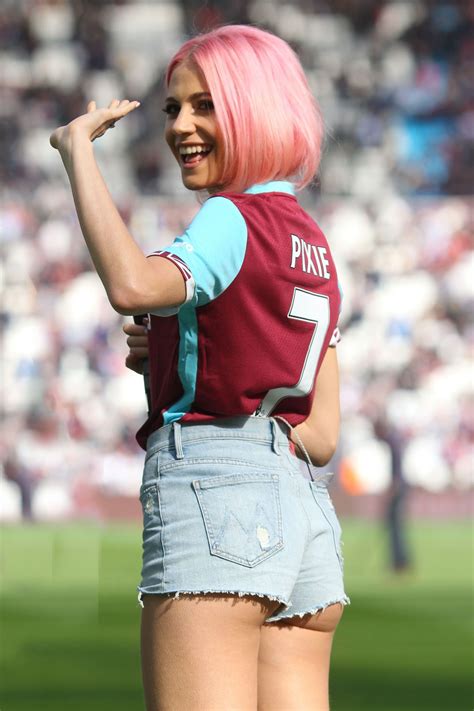 Pixie Lott Performing At Half Time In West Ham V Everton Football Match In London 4222017