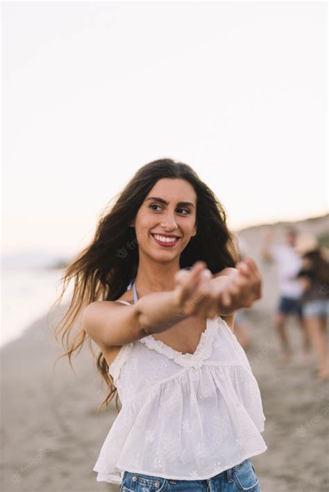 Mujer Bailando En La Playa Foto Gratis