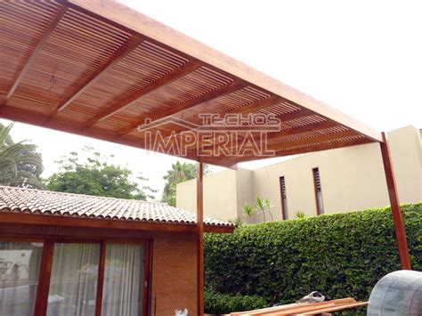 Terraza con techo de madera blanco y complemento de. Techos de madera, techos de terrazas, techos para terrazas ...