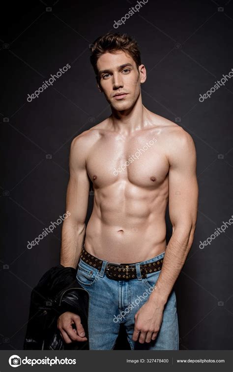Sexy Jeune Homme Avec Torse Musculaire Jeans Tenant Veste Motard Image Libre De Droit Par
