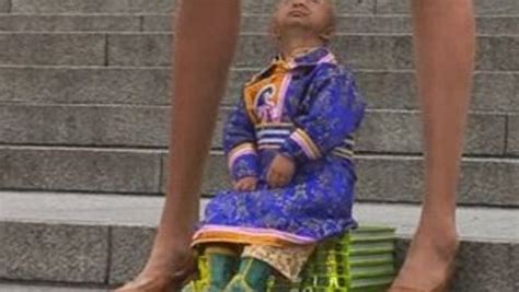 World S Smallest Man Meets The Woman With The Longest Legs Video Dailymotion