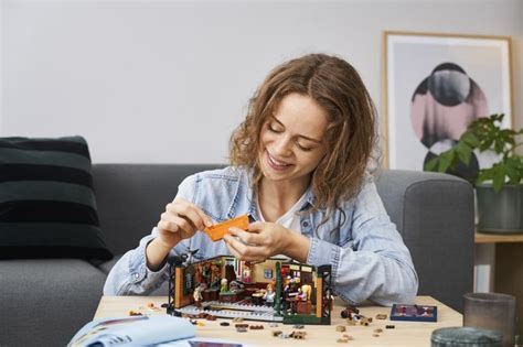 Ünnepeld a jóbarátok, a legendás amerikai televíziós sorozat 25. Vásárlás: LEGO Ideas - Jóbarátok: Central Perk kávézó ...