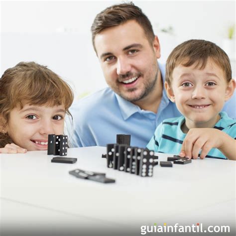 Los mas pequeños de la casa pueden usa desde tu teléfono móvil el gif animado de familia jugando a un juego de mesa de familia. Familia Jugndo Juegos De Mesa Animado : Ilustracion De ...