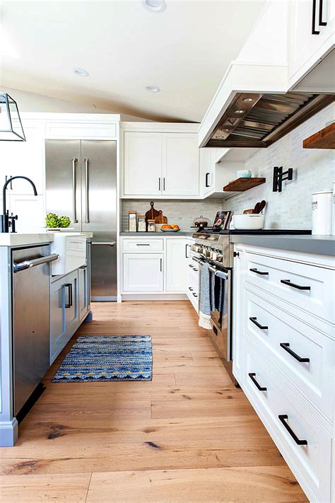 The modern farmhouse kitchen design trend is still one of the most popular styles among homeowners. Living Room Decor And Design Ideas | Trendy farmhouse ...