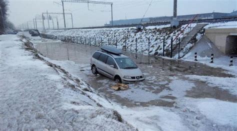 Car Stuck In Ice In Russia 16 Pics