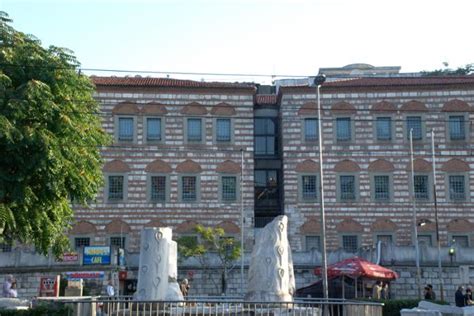 Dodet kulübü öğrencileri, yüzlerce kursiyere 10 dilde ücretsiz dil kursu veriyor. İstanbul Üniversitesi Edebiyat Fakültesi - İstanbul İli