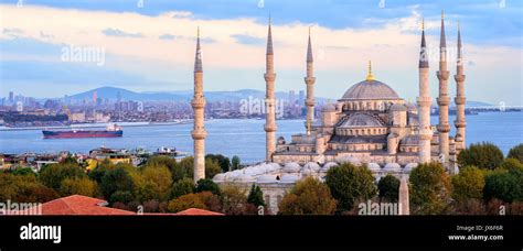Vista Panorámica De La Mezquita Azul El Bósforo Y Kadikoy Skyline On